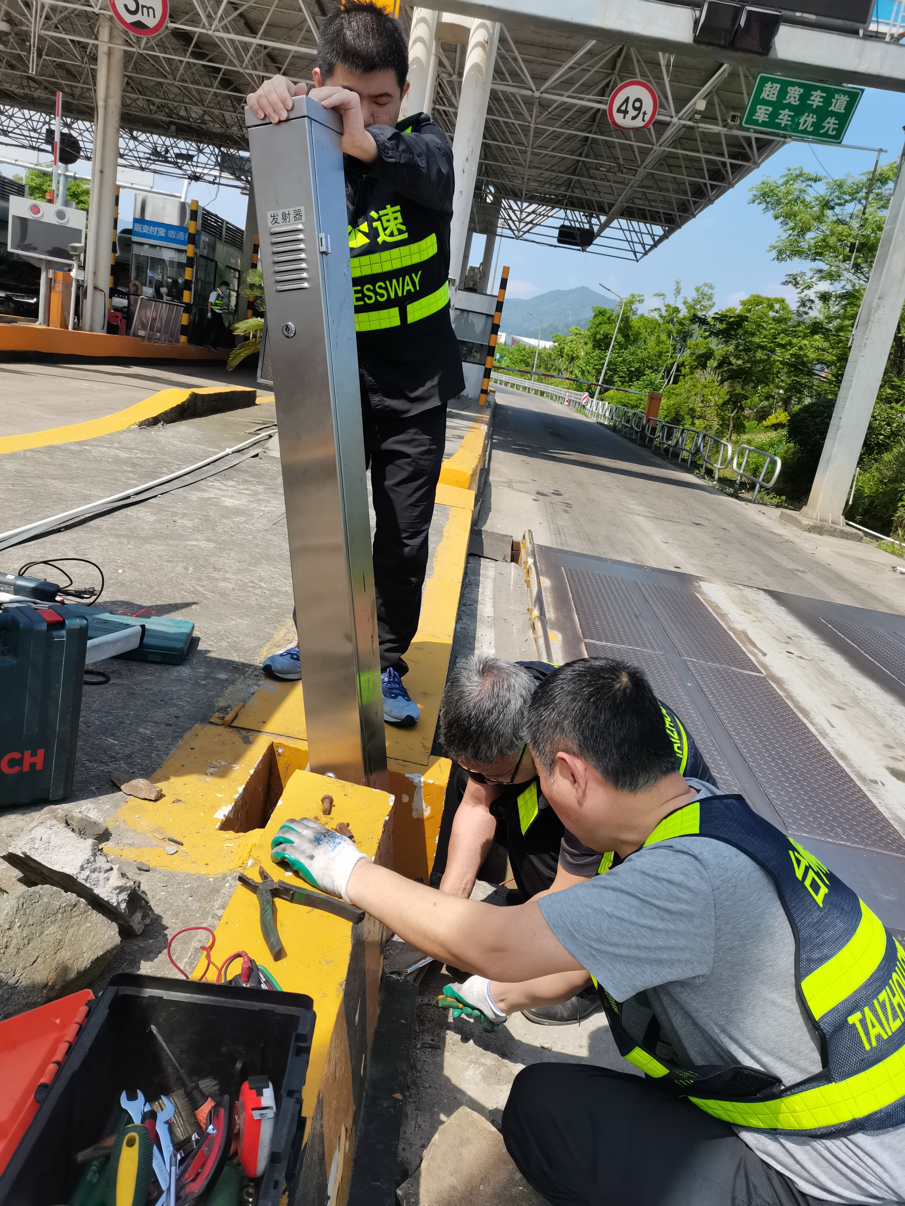 1656469046857510.jpg 對稱臺光幕進行維護.jpg